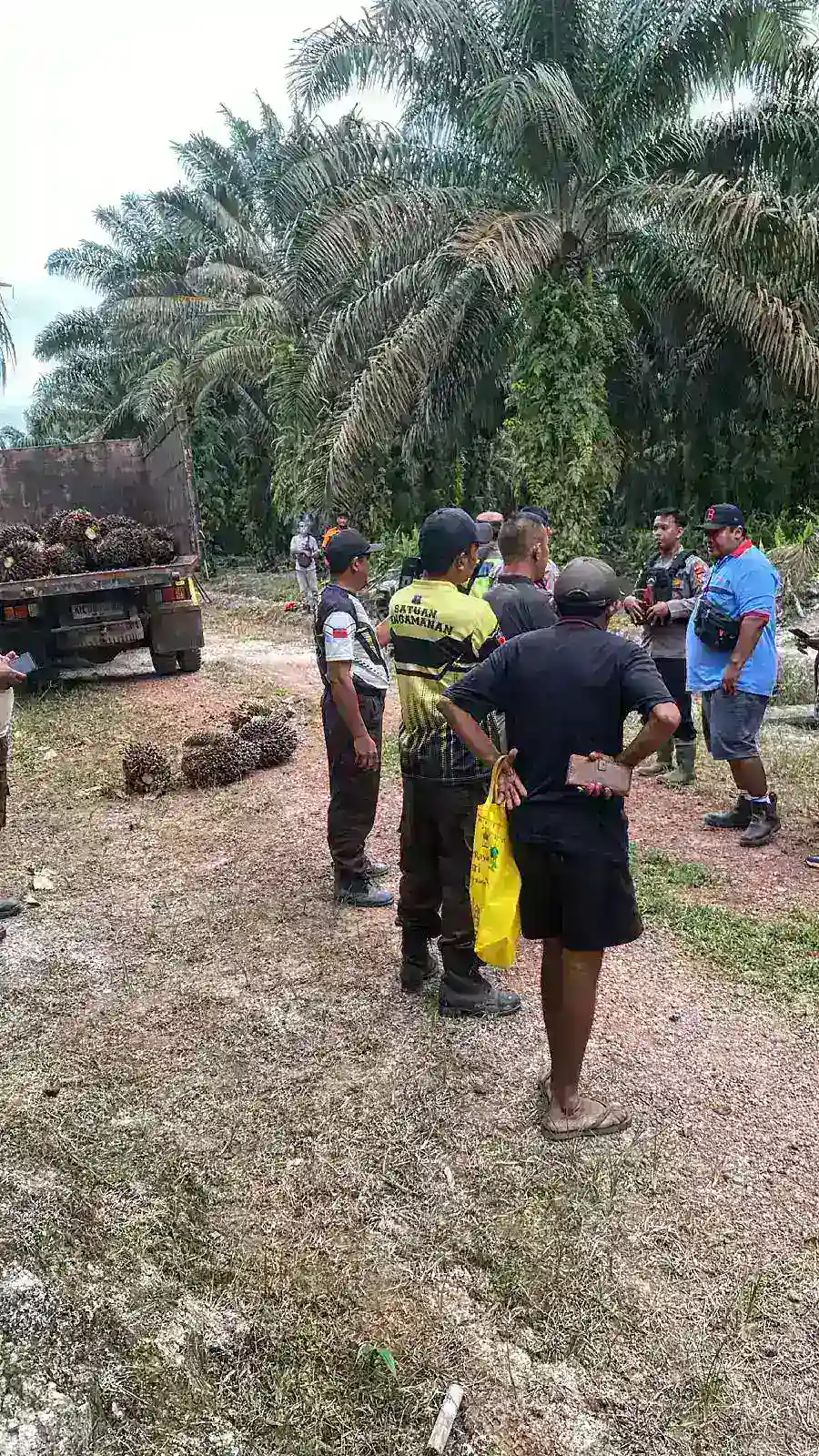 DUGAAN PERAMPASAN UNIT TRUK DAN HASIL PANEN TANPA DASAR HUKUM YANG SAH